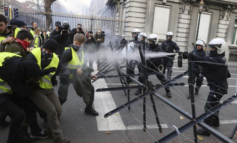 Parigi, Gilet gialli saccheggiano&nbsp;Bulgari